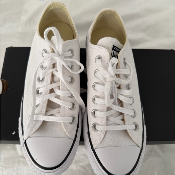 Converse Women's White Platform Sneakers - NEW - NEVER BEEN WORN - Picture 3 of 6